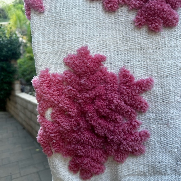 Rachel Zoe plush hot pink snowflake oversize blanket tik tok viral blanket - Picture 4 of 6